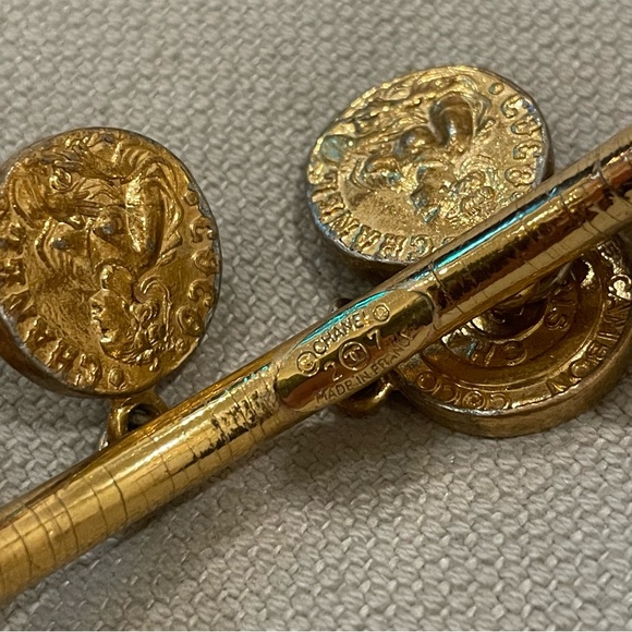 ❤️CHANEL❤️Vintage Medallion Cuff - Picture 8 of 16